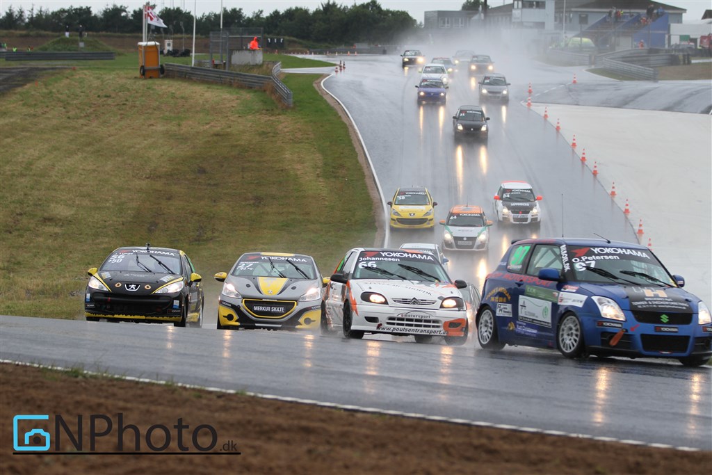 Der blev lidt vandkamp i denne weekend. Her med Ole Petersen (97) foran Brian Johannesen (66), Morten Jespersen (27) og Jonas Lynge (56) + resten af feltet.
(Foto: CN Photo)